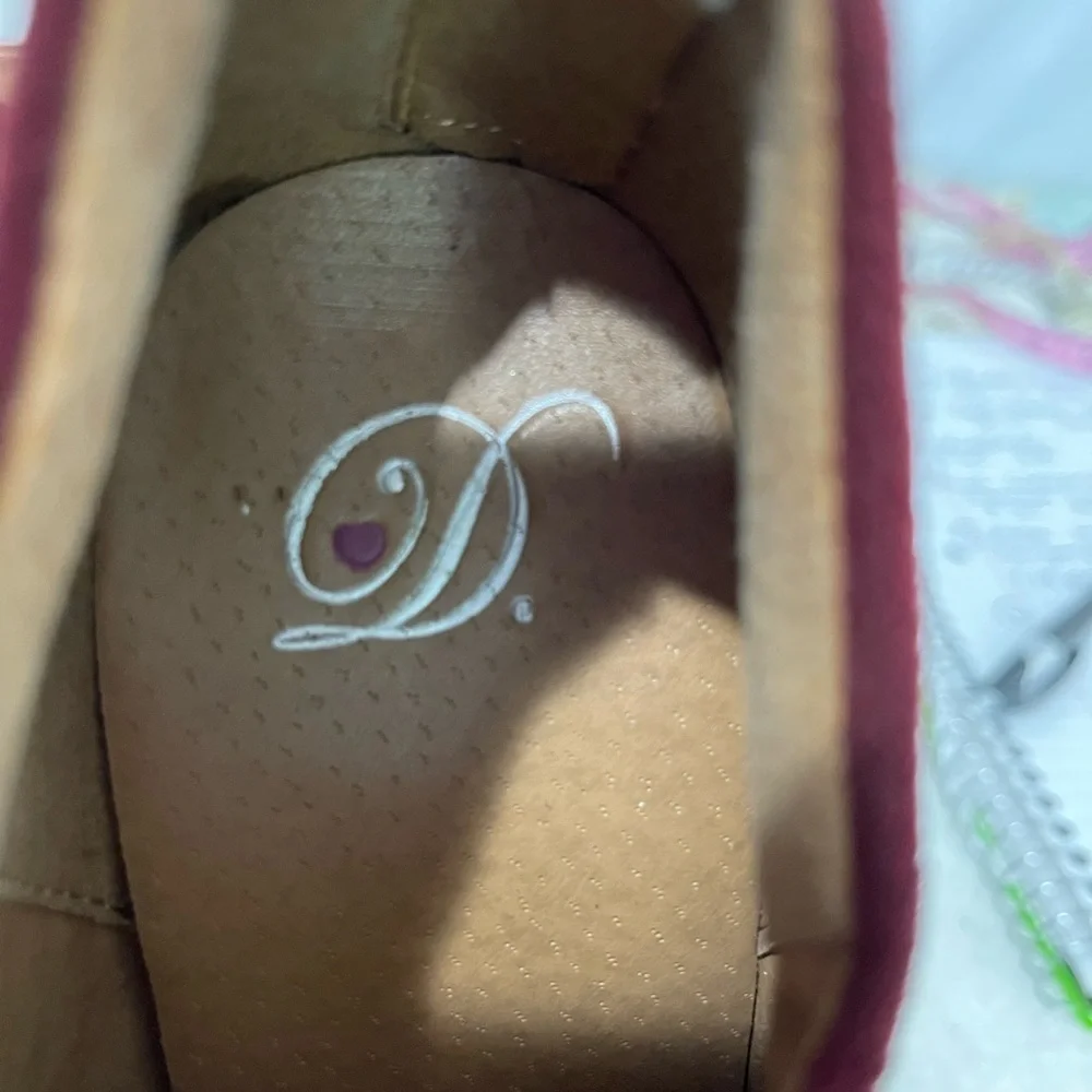 Heart in D cranberry colored suede zip back almond toe bootie women size 7
